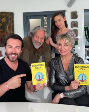 Uğur Arslan Instagram - Aslında bir dijital platforma film senaryosu olarak hazırladığım Yeni kitabım “Dünyadan Uzak” ın, @destekyayinlari ndan  basımı tamamlandı. Bir hafta içerisinde tüm kitapçılara ulaşmış olur. 40 yıllık okur yazarlığımın ürünü olan bu kitabı bir roman kurgusuyla kaleme almayı tercih ettim. Gilmini çekeriz ya da çekeyiz sorun değil… 40 yıllık hayat tecrübesi, 40 yıldır biriktirdiğim güzel sözler, inandıklarım, sevdiklerim, sevemediklerim, yazdıklarım ve yazamadıklarım var içinde. Hiç birimizin hayatı, başkalarının geçtiği yolları, yaşadığı tecrübeleri tekrar yaşayacak kadar uzun veya değersiz değildir. Çok sevdiğim tecrübe içeren kitaplara bir yenisi de benden :) Ana kahramanları kadın olan bu kitaba özellikle gençlerin ve kadın okuyucularımızın çok ilgi göstereceğini düşünüyorum. Şimdiden hepimize hayırlı UĞURLU olsun :) iyi okumalar 👍🧿👏🧿🙏