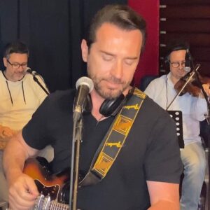 Uğur Arslan Instagram - Yeni şarkı geliyor!!! :))
“Karagümrük yanıyor “ şarkısının tahtını sallayacak yeni bir şarkı yaptık. Çok yakında stüdyo çalışması bitince sizlerle paylaşacağım👍🧿