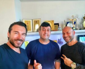 Uğur Arslan Instagram - “Dünya şairler günü “ :))
.
Var mı böyle bir gün? Bileniniz var mı? :)