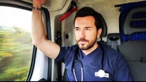 Uğur Arslan Instagram - Günümüz Kahramanları Sağlık çalışanlarına ithafen çektiğimiz, sosyal sorumluluk projesi niteliğindeki klibimize katkıda bulunan tüm sanatçı dostlarımıza teşekkür ederim 🙏 Hayatını kaybeden tüm sağlık çalışanlarımızın mekanı cennet olsun🙏 @nurialcoofficial @ozge_sari @burakakanmood @muratovucofficiaall @kahramansivri @huseyinkurtofficial @mehmet.ulay.7 @yukselmolla