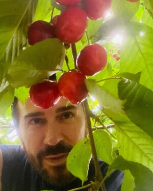Uğur Arslan Instagram - Asmalar,güller,erik ağaçları,limon çiçekleri,kirazlar, yaz geldi artık diyor. Bir kış çocuğu ne kadar sevinirse yazın geldiğine, o kadar işte… :)