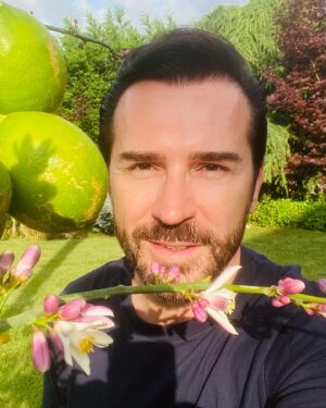 Uğur Arslan Instagram - Asmalar,güller,erik ağaçları,limon çiçekleri,kirazlar, yaz geldi artık diyor. Bir kış çocuğu ne kadar sevinirse yazın geldiğine, o kadar işte… :)