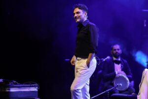Uğur Aslan Instagram - Uğur Aslan’ın kendi hikayelerini anlatıp, bir döneme damga vurmuş arabesk şarkıları yaşanmışlıklarıyla yorumladığı Bir Arabesk Müzikali: Afara,  Turkcell Sahnesi'ndeydi!
#OnlarıÇokSeviyoruz @ugurarslanofficiall