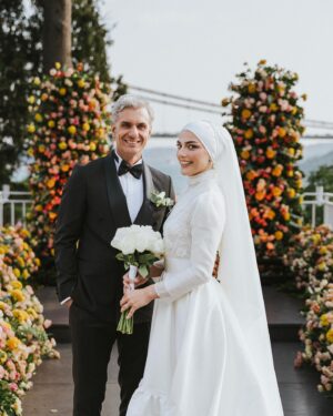 Uğur Bilgin Instagram - Yoğun geçen bir 2 ayın ardından dün harika bir geceyle düğün serüvenimizi noktaladık. Bütün sevdiklerimize binlerce teşekkürler 🙏🏻 Bu süreçte bizi hiç yalnız bırakmayan @basakozdogan ‘a dekor ve çiçek konusunda harikalar yaratan @handesicakyuz ‘e @grossbotancicekcilik’e boğazın eşsiz mekanının kapılarını bize sonuna kadar açan @mihrabat korusuna ve Ahmet bey’e,bu renkli kareleri çekmek için peşimizden ayrılmayan @evet_dedim ekibi ve @beyazkarelerevent’e🙏🏻 makyaj ekibi @jonatscoutureofficial, @furkanyalciner ’e ve @m.perilhou’a başörtüsü tasarımı için @melekkguragac’a ve harika lezzetiyle damaklarda nefis tatlar bırakan @kukisacibadem ‘e Müthiş smokinim için @zecca1977  ve @aliaslanaa kardeşime çok ama çok teşekkürler 🙏🏻🙏🏻🙏🏻