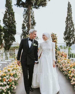 Uğur Bilgin Instagram - Yoğun geçen bir 2 ayın ardından dün harika bir geceyle düğün serüvenimizi noktaladık. Bütün sevdiklerimize binlerce teşekkürler 🙏🏻 Bu süreçte bizi hiç yalnız bırakmayan @basakozdogan ‘a dekor ve çiçek konusunda harikalar yaratan @handesicakyuz ‘e @grossbotancicekcilik’e boğazın eşsiz mekanının kapılarını bize sonuna kadar açan @mihrabat korusuna ve Ahmet bey’e,bu renkli kareleri çekmek için peşimizden ayrılmayan @evet_dedim ekibi ve @beyazkarelerevent’e🙏🏻 makyaj ekibi @jonatscoutureofficial, @furkanyalciner ’e ve @m.perilhou’a başörtüsü tasarımı için @melekkguragac’a ve harika lezzetiyle damaklarda nefis tatlar bırakan @kukisacibadem ‘e Müthiş smokinim için @zecca1977  ve @aliaslanaa kardeşime çok ama çok teşekkürler 🙏🏻🙏🏻🙏🏻