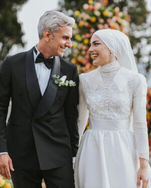Uğur Bilgin Instagram - Yoğun geçen bir 2 ayın ardından dün harika bir geceyle düğün serüvenimizi noktaladık. Bütün sevdiklerimize binlerce teşekkürler 🙏🏻 Bu süreçte bizi hiç yalnız bırakmayan @basakozdogan ‘a dekor ve çiçek konusunda harikalar yaratan @handesicakyuz ‘e @grossbotancicekcilik’e boğazın eşsiz mekanının kapılarını bize sonuna kadar açan @mihrabat korusuna ve Ahmet bey’e,bu renkli kareleri çekmek için peşimizden ayrılmayan @evet_dedim ekibi ve @beyazkarelerevent’e🙏🏻 makyaj ekibi @jonatscoutureofficial, @furkanyalciner ’e ve @m.perilhou’a başörtüsü tasarımı için @melekkguragac’a ve harika lezzetiyle damaklarda nefis tatlar bırakan @kukisacibadem ‘e Müthiş smokinim için @zecca1977  ve @aliaslanaa kardeşime çok ama çok teşekkürler 🙏🏻🙏🏻🙏🏻