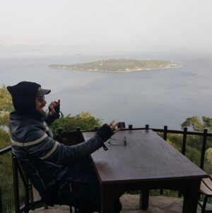 Uğur Pektaş Instagram - Sizinle aynı düşünmeyen insanlara kızmayın...olup biteni nasıl görmüyorlar diye öfkelenmeyin...her varlığın belli bir enerji düzeyi var ve her varlık ancak kendi frekansına uygun yayınları alabilir,üstündeki yayınları duyamaz,göremez,hissedemez...