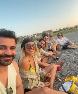Uğur Uzunel Instagram - Çok güzel bir gün ☀️🌊
@nagikucuk ve @nesecakir size ve en çok da güzel ailenize 🌸🌸