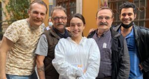 Uğur Uzunel Instagram - Paylaşacak fotoğraf seçmek çok zor. İnsanın binlerce şey koyası geliyor. Masumlar Apartmanı hikayesi sona erdi. Acayip hisler içindeyim. Birbirinden çok özleyeceğim onlarca güzel insanla, dolu dolu 2 yıl geçirdik. Oyuncu arkadaşlarıma, set arkadaşlarıma, senaristlerimize, çok sevdiğim yönetmenlerimize, yapım ekibine, Trt’ye, sürecin içindeki herkese ve desteğini hep hissettiren sevgili seyircilerimize, herkese sonsuz teşekkürler. Esat’ı oynamak bana çok iyi geldi. Bize umutlu hikayeler gerek. Her yerinden yaralı Derenoğlu kardeşlerin yaşama sevinci gerek. Onların elinden tutup bırakmayan, sevmeyi bilen insanlar gerek. Hep beraber coşkuyla denize atlamak gerek 🥹❤️ iyi ki varsın @masumlarapartmani