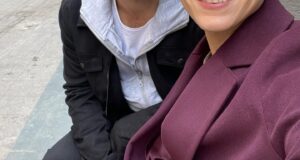 Uğur Uzunel Instagram - Paylaşacak fotoğraf seçmek çok zor. İnsanın binlerce şey koyası geliyor. Masumlar Apartmanı hikayesi sona erdi. Acayip hisler içindeyim. Birbirinden çok özleyeceğim onlarca güzel insanla, dolu dolu 2 yıl geçirdik. Oyuncu arkadaşlarıma, set arkadaşlarıma, senaristlerimize, çok sevdiğim yönetmenlerimize, yapım ekibine, Trt’ye, sürecin içindeki herkese ve desteğini hep hissettiren sevgili seyircilerimize, herkese sonsuz teşekkürler. Esat’ı oynamak bana çok iyi geldi. Bize umutlu hikayeler gerek. Her yerinden yaralı Derenoğlu kardeşlerin yaşama sevinci gerek. Onların elinden tutup bırakmayan, sevmeyi bilen insanlar gerek. Hep beraber coşkuyla denize atlamak gerek 🥹❤️ iyi ki varsın @masumlarapartmani