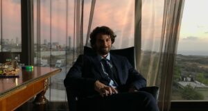 Uğur Uzunel Instagram - Paylaşacak fotoğraf seçmek çok zor. İnsanın binlerce şey koyası geliyor. Masumlar Apartmanı hikayesi sona erdi. Acayip hisler içindeyim. Birbirinden çok özleyeceğim onlarca güzel insanla, dolu dolu 2 yıl geçirdik. Oyuncu arkadaşlarıma, set arkadaşlarıma, senaristlerimize, çok sevdiğim yönetmenlerimize, yapım ekibine, Trt’ye, sürecin içindeki herkese ve desteğini hep hissettiren sevgili seyircilerimize, herkese sonsuz teşekkürler. Esat’ı oynamak bana çok iyi geldi. Bize umutlu hikayeler gerek. Her yerinden yaralı Derenoğlu kardeşlerin yaşama sevinci gerek. Onların elinden tutup bırakmayan, sevmeyi bilen insanlar gerek. Hep beraber coşkuyla denize atlamak gerek 🥹❤️ iyi ki varsın @masumlarapartmani