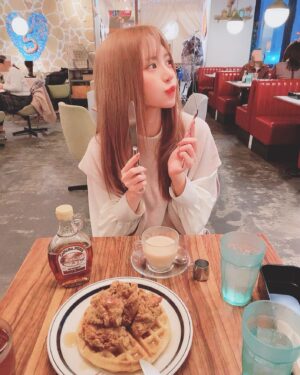 Uki Satake Instagram - ‪いろいろと大変な時期で申し訳ないんですが、お誕生日を迎えました。‬ ‪活動を応援して下さる皆さん、‬
‪仕事関係者の皆さん、共演者の皆さん、お友達、親友、家族、9nine、マネージャー、ヒロ、ちゃあぽん、そしてF9。‬ ‪たくさんの大切な人に支えられて今も私は生きてます。‬ ‪ありがとう。大好きです。‬ #佐武宇綺　#uki  #お誕生日　#happybirthday