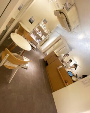 Uki Satake Instagram - HADA LOUNGE 表参道院で、
ダーマペン4をしてきたよ。
ダーマペンのおかげでニキビもニキビ痕も良くなって本当に嬉しい(；ω；)
その他にも毛穴の開き、小ジワ、肌荒れ、肌のハリ、くすみに効果あり！！
同じ悩みの人は本当におすすめ。

それと美容注射もしたんだけど、
種類が豊富で迷っちゃった笑
私は美白注射を選んだよ！
皮膚を作る細胞を活性化させてくれるからダーマペンとの相性も抜群だよ！！

内服薬セットをくれるんだけど、
自分の症状や体質に合わせたセットを毎月選んでそれをくれるんだよぉ(^^)
お家ケアも見てくれるのは素敵！！

個人的にスタッフのお姉さんが優しくて可愛いくて、ずっとキュンキュンしてました_:(´ཀ`」 ∠):♡♡♡

#美容医療#ハイフ#美容ナース#クリニック#美肌#スキンケア#アンチエイジング
#ダーマペン4