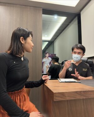 Ula Wu Instagram - 從小的訓練再加上走路姿勢不正確
讓我的小腿肌肉非常的發達
看到別人美麗纖細的小腿都會非常羨慕
所以我每天都會在睡前好好的拉筋按摩
但是連睡眠時間都不夠了
每天按摩實在是成效太太太太太慢了
（當作保養可以啦）

－－－－－
光是羨慕是沒有用的
直接行動解決！
這是我第二次來到皇珈診所施打Dysport 皇家肉毒
當然是針對我最不滿意的小腿重點處理
劉永麟醫師推薦我選擇Dysport 皇家肉毒
因為起效快速， 持久度高是目前市面上含有最多活性肉毒桿菌素的產品劉醫生打小腿肌的習慣是顛著腳打，這樣肌肉線條更清楚
施打的部位更精準！
而且劉醫生真的快狠準，
我連敷麻藥都沒有（通常需要敷麻啦，我是因為很能忍痛）
我三年前就是給劉醫生操作的
（建議小腿肌6-8個月定期施打才會越來越好看，我就是拖太久了才回打回原形，但還是比從沒打過的時候漂亮很多）
夏天要到了，我已經準備好穿短褲去海邊玩了！
期待3個月後的效果更明顯的樣子！
再跟大家分享！！
 

#24小時除皺撫紋 #Dysport #皇家肉毒 #33年值得信賴的除皺專家 #歐洲領導品牌 #24小時起效 #長效肉毒 #效果自然 #皇珈美學 #劉永麟醫師 #皺眉紋 #魚尾紋 #抬頭紋 #瘦小臉 #瘦肩針 #瘦小腿 #腋下止汗