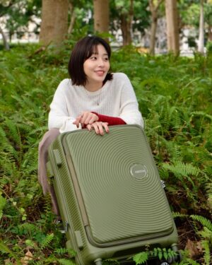 Ula Wu Instagram - 農曆新年長假快到啦！
搭著 @amtourister_tw CURIO美國旅行者行李箱，就像有了一個新的冒險夥伴！輕又堅固！
特別是Optimov™ 彈力避震輪，簡直就是順滑的代名詞！推著箱子就像滑雪一樣⛷️

長假當然少不了購物，這可擴充式設計就派上大用場！抑菌內裡也很貼心，感覺自己的衣物被呵護著，不怕新年新衣穿出去的衣服被弄髒。

行李箱不只是個箱子，還是我美好假期的好夥伴！

#AmericantouristerTW #美國旅行者 #CURIO #唱盤箱 #上掀式