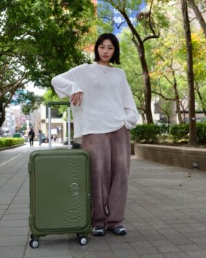 Ula Wu Instagram - 農曆新年長假快到啦！
搭著 @amtourister_tw CURIO美國旅行者行李箱，就像有了一個新的冒險夥伴！輕又堅固！
特別是Optimov™ 彈力避震輪，簡直就是順滑的代名詞！推著箱子就像滑雪一樣⛷️

長假當然少不了購物，這可擴充式設計就派上大用場！抑菌內裡也很貼心，感覺自己的衣物被呵護著，不怕新年新衣穿出去的衣服被弄髒。

行李箱不只是個箱子，還是我美好假期的好夥伴！

#AmericantouristerTW #美國旅行者 #CURIO #唱盤箱 #上掀式
