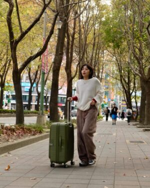 Ula Wu Instagram - 農曆新年長假快到啦！
搭著 @amtourister_tw CURIO美國旅行者行李箱，就像有了一個新的冒險夥伴！輕又堅固！
特別是Optimov™ 彈力避震輪，簡直就是順滑的代名詞！推著箱子就像滑雪一樣⛷️

長假當然少不了購物，這可擴充式設計就派上大用場！抑菌內裡也很貼心，感覺自己的衣物被呵護著，不怕新年新衣穿出去的衣服被弄髒。

行李箱不只是個箱子，還是我美好假期的好夥伴！

#AmericantouristerTW #美國旅行者 #CURIO #唱盤箱 #上掀式
