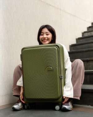 Ula Wu Instagram - 農曆新年長假快到啦！
搭著 @amtourister_tw CURIO美國旅行者行李箱，就像有了一個新的冒險夥伴！輕又堅固！
特別是Optimov™ 彈力避震輪，簡直就是順滑的代名詞！推著箱子就像滑雪一樣⛷️

長假當然少不了購物，這可擴充式設計就派上大用場！抑菌內裡也很貼心，感覺自己的衣物被呵護著，不怕新年新衣穿出去的衣服被弄髒。

行李箱不只是個箱子，還是我美好假期的好夥伴！

#AmericantouristerTW #美國旅行者 #CURIO #唱盤箱 #上掀式