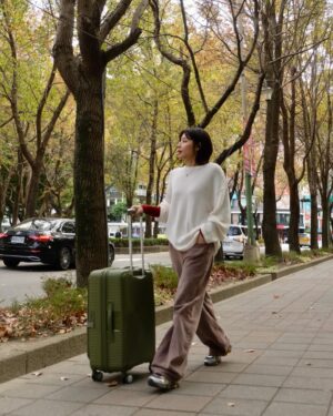 Ula Wu Instagram - 農曆新年長假快到啦！
搭著 @amtourister_tw CURIO美國旅行者行李箱，就像有了一個新的冒險夥伴！輕又堅固！
特別是Optimov™ 彈力避震輪，簡直就是順滑的代名詞！推著箱子就像滑雪一樣⛷️

長假當然少不了購物，這可擴充式設計就派上大用場！抑菌內裡也很貼心，感覺自己的衣物被呵護著，不怕新年新衣穿出去的衣服被弄髒。

行李箱不只是個箱子，還是我美好假期的好夥伴！

#AmericantouristerTW #美國旅行者 #CURIO #唱盤箱 #上掀式