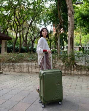 Ula Wu Instagram - 農曆新年長假快到啦！
搭著 @amtourister_tw CURIO美國旅行者行李箱，就像有了一個新的冒險夥伴！輕又堅固！
特別是Optimov™ 彈力避震輪，簡直就是順滑的代名詞！推著箱子就像滑雪一樣⛷️

長假當然少不了購物，這可擴充式設計就派上大用場！抑菌內裡也很貼心，感覺自己的衣物被呵護著，不怕新年新衣穿出去的衣服被弄髒。

行李箱不只是個箱子，還是我美好假期的好夥伴！

#AmericantouristerTW #美國旅行者 #CURIO #唱盤箱 #上掀式