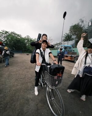Ula Wu Instagram - 昨天好奇導演拍片日，老公去現場支援，晚上回家會合後，聊起了之前在花蓮拍片的事，突然好多回憶湧上心頭。
「
到花蓮拍攝第一天的晚上，我們站在民宿陽台上看星星，民宿前有個好大的池塘，甚至大到有點像湖，那裡沒有光害，湖面反射的就是一整個完整的星空，我們總是會在這樣的機會找出北極星，這是屬於他年輕時候與某任女友的小浪漫，而我會找到北斗七星，然後藉機酸他兩句接著講北斗七星的故事，那天晚上，花蓮依舊很安靜，吵鬧地只剩我的說話聲。
絕對不是大家想像的那種，電影會出現的浪漫場景，實際上是，我在拉筋，左腳掛在欄杆上，臉部因為想看著天空被擠得有點扭曲，他邊碎念很冷想進房邊找星星。
最後，他轉達好奇的話：希望這次拍攝，可以送給你們夫妻一段美好的回憶。
-
​可惡，最後還是浪漫了

p.s 好奇就是昊奇，不是打錯字，是每次看到昊奇，他看世界的眼神永遠充滿好奇
」