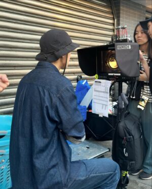 Ula Wu Instagram - 昨天好奇導演拍片日，老公去現場支援，晚上回家會合後，聊起了之前在花蓮拍片的事，突然好多回憶湧上心頭。
「
到花蓮拍攝第一天的晚上，我們站在民宿陽台上看星星，民宿前有個好大的池塘，甚至大到有點像湖，那裡沒有光害，湖面反射的就是一整個完整的星空，我們總是會在這樣的機會找出北極星，這是屬於他年輕時候與某任女友的小浪漫，而我會找到北斗七星，然後藉機酸他兩句接著講北斗七星的故事，那天晚上，花蓮依舊很安靜，吵鬧地只剩我的說話聲。
絕對不是大家想像的那種，電影會出現的浪漫場景，實際上是，我在拉筋，左腳掛在欄杆上，臉部因為想看著天空被擠得有點扭曲，他邊碎念很冷想進房邊找星星。
最後，他轉達好奇的話：希望這次拍攝，可以送給你們夫妻一段美好的回憶。
-
​可惡，最後還是浪漫了

p.s 好奇就是昊奇，不是打錯字，是每次看到昊奇，他看世界的眼神永遠充滿好奇
」