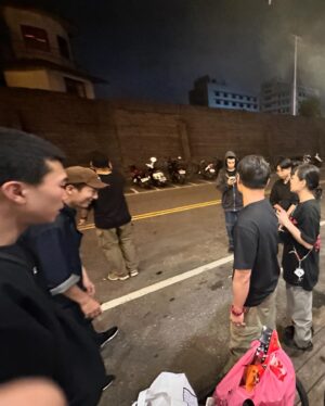 Ula Wu Instagram - 昨天好奇導演拍片日，老公去現場支援，晚上回家會合後，聊起了之前在花蓮拍片的事，突然好多回憶湧上心頭。
「
到花蓮拍攝第一天的晚上，我們站在民宿陽台上看星星，民宿前有個好大的池塘，甚至大到有點像湖，那裡沒有光害，湖面反射的就是一整個完整的星空，我們總是會在這樣的機會找出北極星，這是屬於他年輕時候與某任女友的小浪漫，而我會找到北斗七星，然後藉機酸他兩句接著講北斗七星的故事，那天晚上，花蓮依舊很安靜，吵鬧地只剩我的說話聲。
絕對不是大家想像的那種，電影會出現的浪漫場景，實際上是，我在拉筋，左腳掛在欄杆上，臉部因為想看著天空被擠得有點扭曲，他邊碎念很冷想進房邊找星星。
最後，他轉達好奇的話：希望這次拍攝，可以送給你們夫妻一段美好的回憶。
-
​可惡，最後還是浪漫了

p.s 好奇就是昊奇，不是打錯字，是每次看到昊奇，他看世界的眼神永遠充滿好奇
」