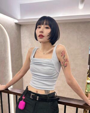 Ula Wu Instagram - 以前一個月報到一次的美髮店竟然忙到4個月沒整理頭髮
終於終於終於終於！
來找  @im.dana__  拯救我了！
在ig看到她的做品還有她發的限動
就有種深深的感覺！他一定是最懂我需求的設計師！
於是我搭訕上她
請她幫我的第二張臉好好照顧

我天生自然捲從小到大都羨慕那些頭髮直順到發光的美人🧜🏻‍♀️
因為我每天睡前總是要把瀏海夾得爆直
隔天瀏海才‘有機會’正常
下雨時直接原形畢露
（自然捲的u粉們一定懂多麼痛苦）
這次我做了「縮毛矯正」燙瀏海
每天睡醒的時候
還是一樣整齊

除了修短一點點外
還剪了個臉際層次❤️

終於剪頭髮了～～～～
太爽啦～～～～