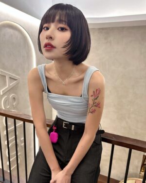 Ula Wu Instagram - 以前一個月報到一次的美髮店竟然忙到4個月沒整理頭髮
終於終於終於終於！
來找  @im.dana__  拯救我了！
在ig看到她的做品還有她發的限動
就有種深深的感覺！他一定是最懂我需求的設計師！
於是我搭訕上她
請她幫我的第二張臉好好照顧

我天生自然捲從小到大都羨慕那些頭髮直順到發光的美人🧜🏻‍♀️
因為我每天睡前總是要把瀏海夾得爆直
隔天瀏海才‘有機會’正常
下雨時直接原形畢露
（自然捲的u粉們一定懂多麼痛苦）
這次我做了「縮毛矯正」燙瀏海
每天睡醒的時候
還是一樣整齊

除了修短一點點外
還剪了個臉際層次❤️

終於剪頭髮了～～～～
太爽啦～～～～