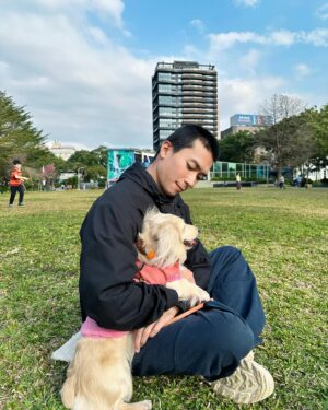 Ula Wu Instagram - 曬曬太陽🌞曬曬狗兒
@87snowgydog