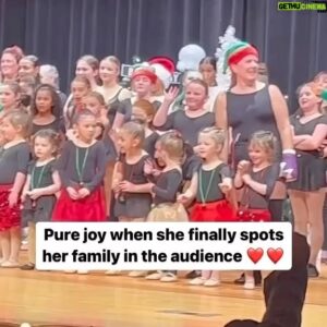 Uli Latukefu Instagram - This and every Christmas, the best gift you can give is you. ❤️
Sure did dusty all of a sudden 🥹

#Repost @majicallynews
・・・
🎥 via: mamakrow/tt