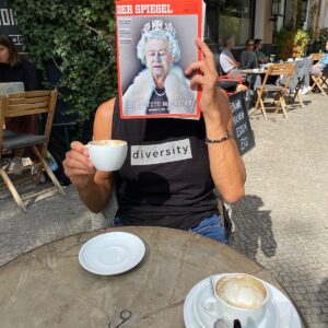 Ulrike Folkerts Instagram - Es gibt tolle Fotos von Queen Elisabeth II.  #queen #teatime #ingedanken #gedenken #weekend #cakewiththequeen #ulrikefolkerts