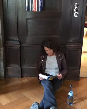 Ulrike Folkerts Instagram - Drehpause, kurz in ein Buch schauen, ablenken, für sich sein, ein stibitzter Augenblick #tatort #gold #swr #lenaodenthal