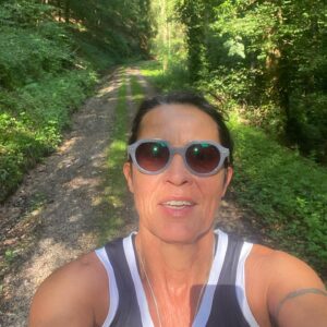 Ulrike Folkerts Instagram - Der Tag fängt gut an, vor dem Dreh
#jogging 
#tatortludwigshafen 
#wald 
#durchatmen 
#kondition 
#ruhe 
#flow 
#gedanken 
#freiheit 
#körpergeistseele