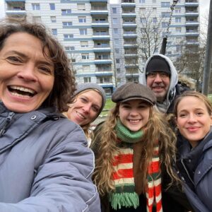 Ulrike Folkerts Instagram - Dreharbeiten zum neuen Tatort - Arbeitstitel „Avatar“ @ulrike_folkerts Kamera Conny Jansen Regie Miguel Alexandre @leni_deschner @lisa_bitter_official  wir sind schön motiviert, weil Ihr gestern alles geguckt habt #lenastante  Und hier noch ein Zitat aus dem Quotenmeter, für alle, die es noch nicht wissen:
„ Der Fall sorgt bei den Zuschauern im Ersten für eine starke Reichweite von 8,99 Millionen Zuschauern, womit sich der «Tatort»> den besten Wert des Tages über alle Sender sichert. Komplettiert wird die gute Leistung von stolzen 2,02 Millionen Zuschauern im Alter zwischen 14- und 49-Jahren, auch hiermit war das Primetime-Programm die beste Programmierung des Tages. In Marktanteilen erreichte der Kriminalfall insgesamt 28,2 Prozent des TV-Markte.“