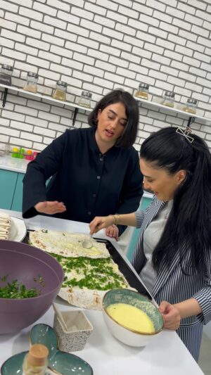 Ülvi Həsənli Instagram - necə də yorulmadan iş görür😂😂