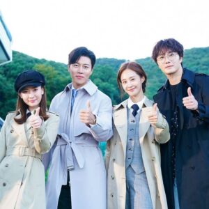 Um Mun-suk Instagram - ENA굿잡~촬영 끝 - 감독님,작가님, 스탭분들,배우님들 모두 수고 하셨습니다. 정말 행복한 시간 이였습니다  마지막까지 굿잡 많이 사랑해 주세요 유리는 굿~잡