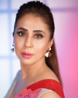 Urmila Matondkar Instagram - फ्लावर नही.. फाय्यर 😻🔥

#mood #thursdayvibes #thursday 
#glamorous #glam #glamour #style

📸 @vjsolankii 
  @byou.in 
💄 @vijaysharmahairandmakeup 
👗 @gazalguptacouture
 Jewellery : @rubans.in @oakpinionpr 
Style @kmundhe4442