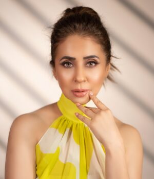 Urmila Matondkar Instagram - हिन्दी गाने 🥰💃 
सबसे सुहाने 😍🥰😍🥰

#happyweekend ❤️😇