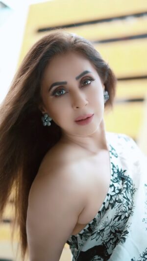 Urmila Matondkar Instagram - Sending lots n lots of positive vibes n love for a fabulous week ahead all you lovely people 🥰
#nomondayblues #positivevibes #positivity #glamour #style 

Style by : @kmundhe4442 
Outfit by : @gazalguptacouture
Jwellery by : @swabhimannjewellery 
Click by : @vjsolankii 
Hmu by : @vijaysharmahairandmakeup
