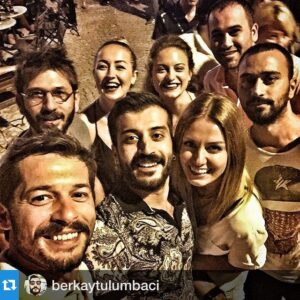 Ushan Çakır Instagram - #Repost @berkaytulumbaci with @repostapp. ・・・ Eğleniyormuşuz gibi çek kanka :) #friends #holiday #izmir #alaçatı #hehhe!.