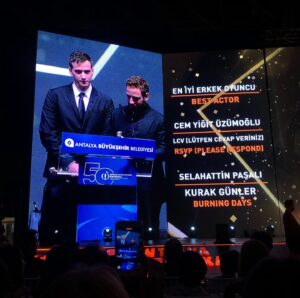 Ushan Çakır Instagram - Teşekkürler @antalyaff 🙏🏻 
Canım ekip♥️
@lcvfilm 🎈