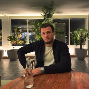 Usman Nurmagomedov Instagram - никому и даром не нужен твой внутренний мир.
всем важно, чтобы ты был красиво одет, приятно пах и в беседе не грузил своими проблемами ))