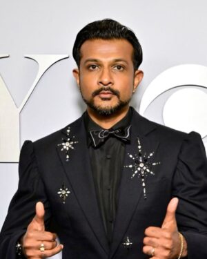Utkarsh Ambudkar Instagram - 77th annual @thetonyawards aka Date Night with @hibiskisss 

the absolute BEST show on earth. Huge hug to @juleshough for letting me co-host with you. 

thanks @plutotv @cbstv 

styled by: @johntanstyling 
grooming: @chelseagehr 🤎🤎
HairCut: @matthewstylist 

super dope red carpet tuxedo by @_demo_official by DEREK CHAN
Shirt by @prada 
Bow-tie by @titleofwork 
Fancy a$$ Ring and watch by @officialfaberge 
Boots by @carlossantosshoes 

Act ONE look: 
shiny shoulder tux by @philippplein 
Shirt by @hugo_official 
Bow-tie by @titleofwork 
Ring and watch once again @officialfaberge 
Loafers —- stylist’s archives 

broadway is the best place on earth.