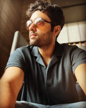 Utkarsh Sharma Instagram - मन कहता है ख़्वाबों से कहदूँ,
तुमसे मिलने आ रहा हूँ,
ज़िंदगी के खेलों से मुक्त,
तुम्हें जीने आ रहा हूँ ।

पर इन ख़्वाबों का भी खेल कुछ अजीब है,
वे बस लगते नज़रों के क़रीब हैं,
एक मिलता नहीं की दूसरा दूर से पुकारता है,
राही रुकता नहीं की फिर चल जाता है ।

शायद यही खोज इस जीवन की राह है,
एक अनजान मंज़िल की अनजानी चाह है ।
क्योंकि मुक़ाम तो बहुत हैं इस दुनिया में हसीन,
पर ज़िंदगी के अनगिनित ख़्वाब ही बनाते हैं उन्हें रंगीन ।

#random #poetry #hindi #mood #mainshayartohnahin 😛