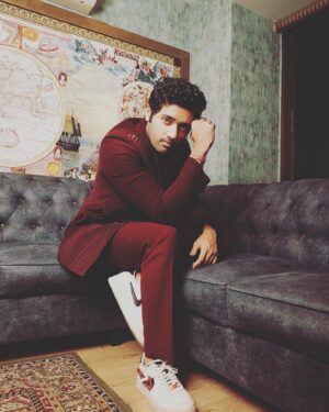 Utkarsh Sharma Instagram - Caught Red handed 🔴🤐

Styledby: @stylebysugandhasood
Outfit: @bharat_reshma 
📸: @by.manish