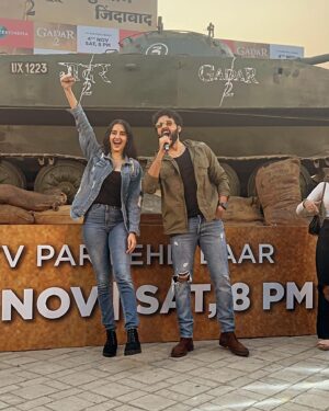 Utkarsh Sharma Instagram - Aisa Gadar kisi bhi Selfie point ne nahi machaya hoga! 
Carter road jaooo.. Gadar 2 ke tank pe baith ke aao.. selfi kheencho aur tag karo 😎

#Gadar2 @zeecinema pe aane wali hai!!! Sat 8 baje! Nov 4!

@simratkaur_16 @manishwadhwa.in