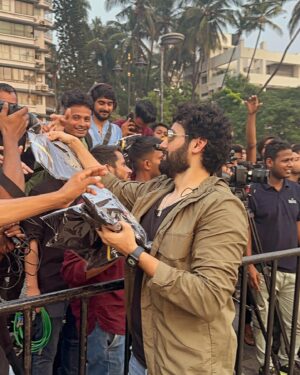Utkarsh Sharma Instagram - Aisa Gadar kisi bhi Selfie point ne nahi machaya hoga! 
Carter road jaooo.. Gadar 2 ke tank pe baith ke aao.. selfi kheencho aur tag karo 😎

#Gadar2 @zeecinema pe aane wali hai!!! Sat 8 baje! Nov 4!

@simratkaur_16 @manishwadhwa.in