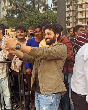 Utkarsh Sharma Instagram - Aisa Gadar kisi bhi Selfie point ne nahi machaya hoga! 
Carter road jaooo.. Gadar 2 ke tank pe baith ke aao.. selfi kheencho aur tag karo 😎

#Gadar2 @zeecinema pe aane wali hai!!! Sat 8 baje! Nov 4!

@simratkaur_16 @manishwadhwa.in