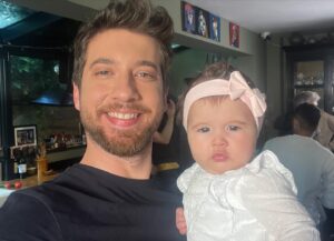Utku Ateş Instagram - Sonuna yetişsem de en eğlendiğim set @yasakelmafox 😎 
Başta @medyapimresmi’ye ve ekibe bu kadar hızlı adapte olmama yardımcı olan herkese çok teşekkürler🙏
Tüm ekibin eline, emeğine sağlık.
En kısa sürede tekrar görüşmek dileğiyle🖤